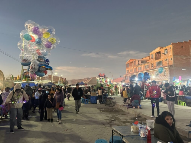 večerná pouličná fiesta v Uyuni